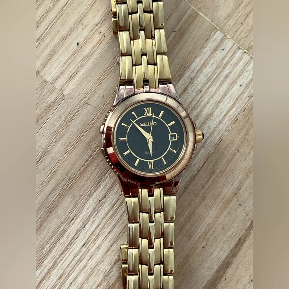 Seiko Rare Ladies Watch Gold-Tone Bracelet Case Hands Black Carbon Fiber Dial